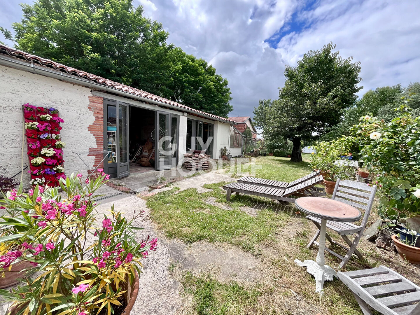 Grisolles -plein centre - au calme