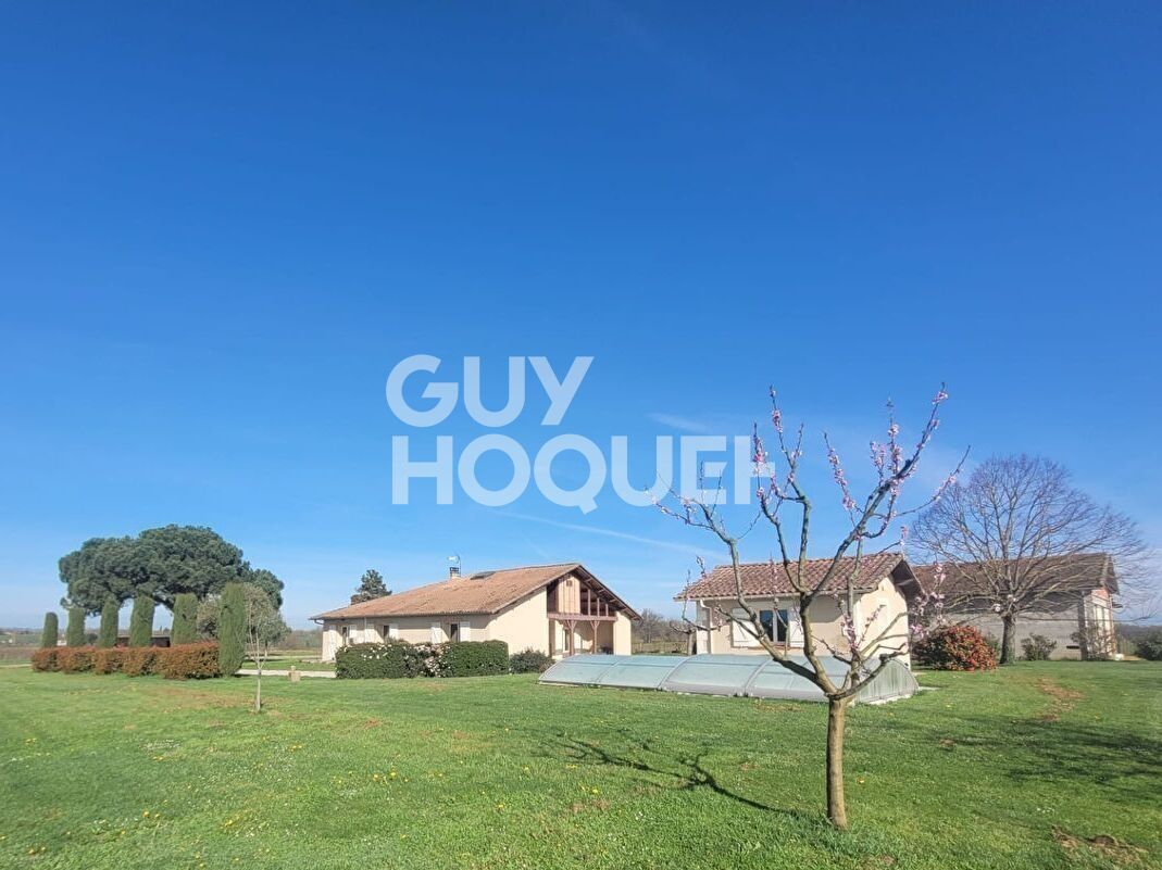 À Savenès ? Une propriété familiale avec dépendances, piscine et grand terrain arboré.