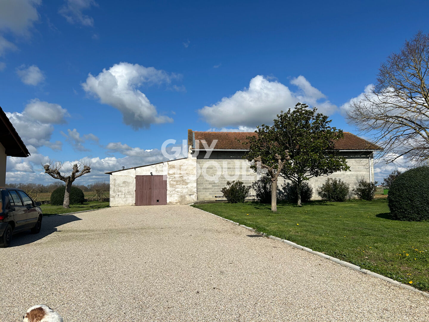 À Savenès ? Une propriété familiale avec dépendances, piscine et grand terrain arboré.