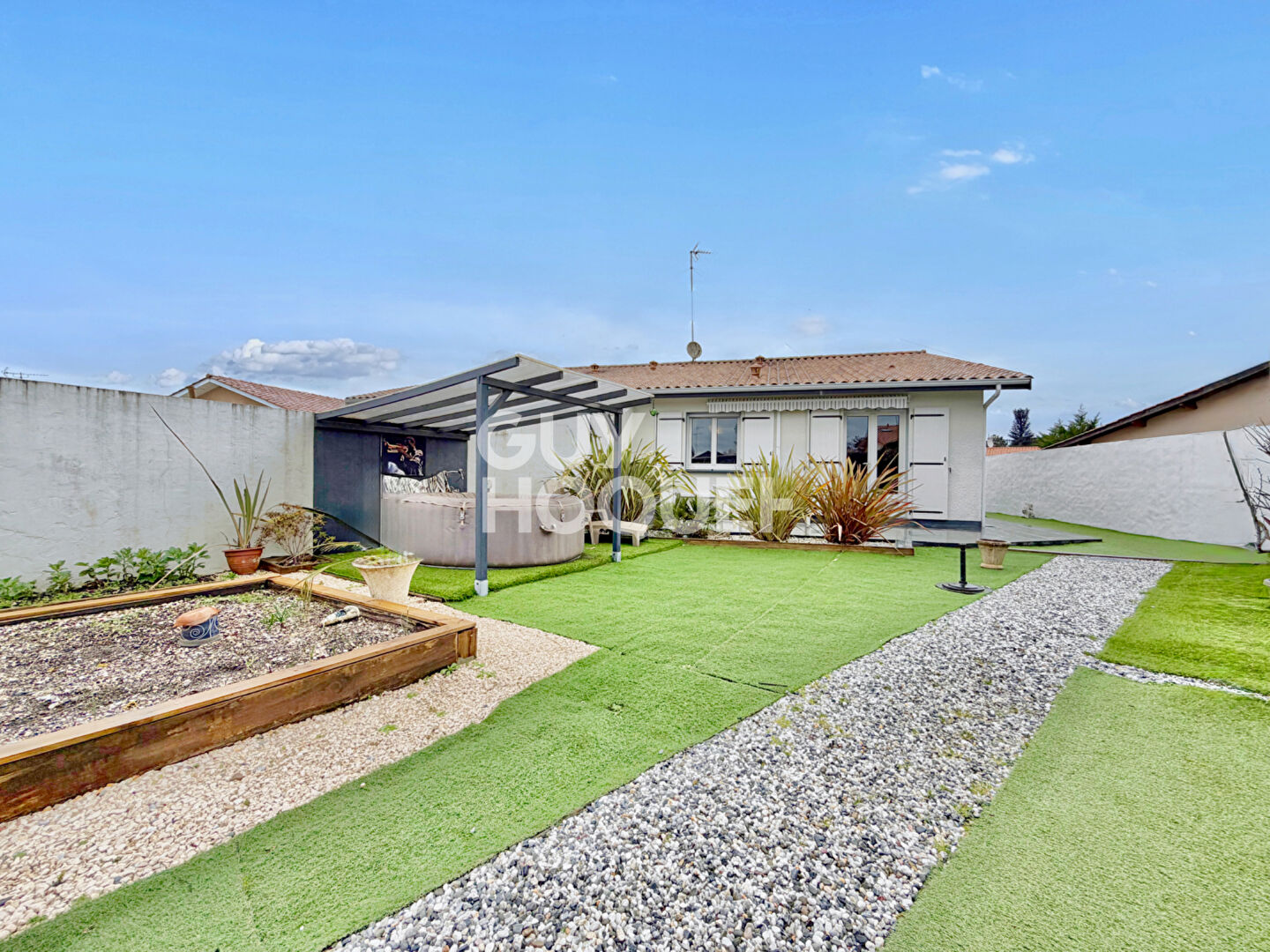 Un lieu de vie au calme, fonctionnel et soigné a quelques pas de la place de la Claire.