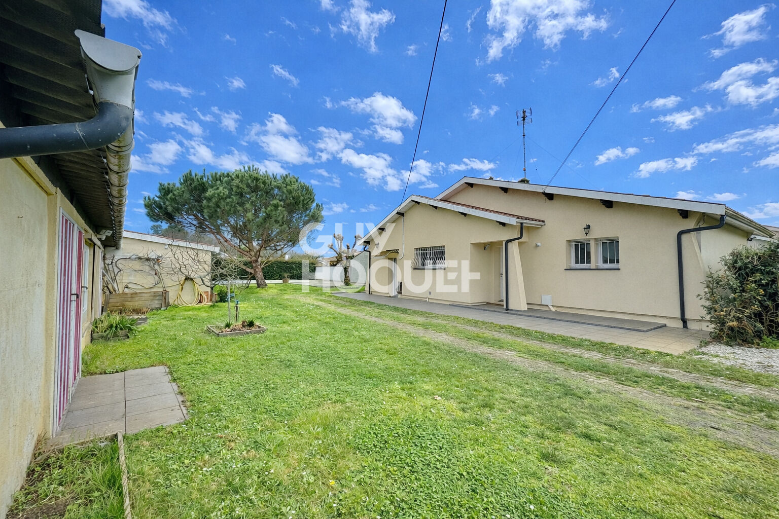 Maison chaleureuse de plain-pied et sa piscine à Meyran