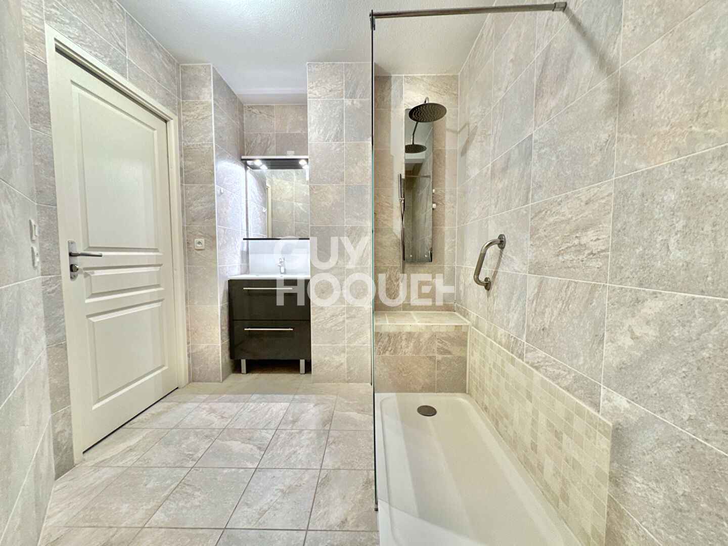 T2 avec parking sur la place du marché de La Teste de Buch