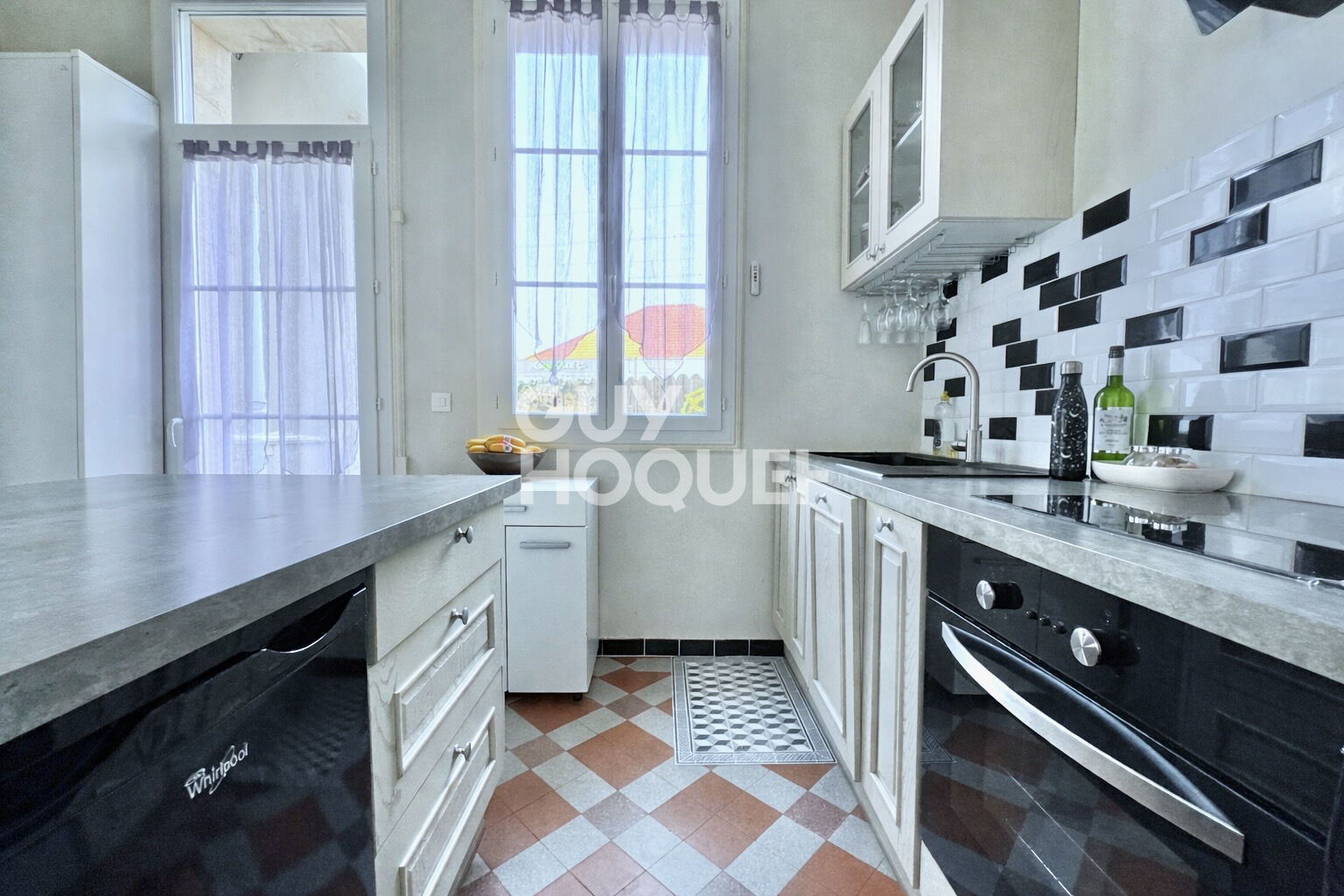 À 100 m du port - T2 avec extérieur 35 m² - Rare