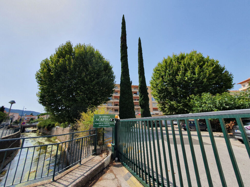 Appartement Hyeres 1 pièce(s) 30 m2 avec cave et parking privatif