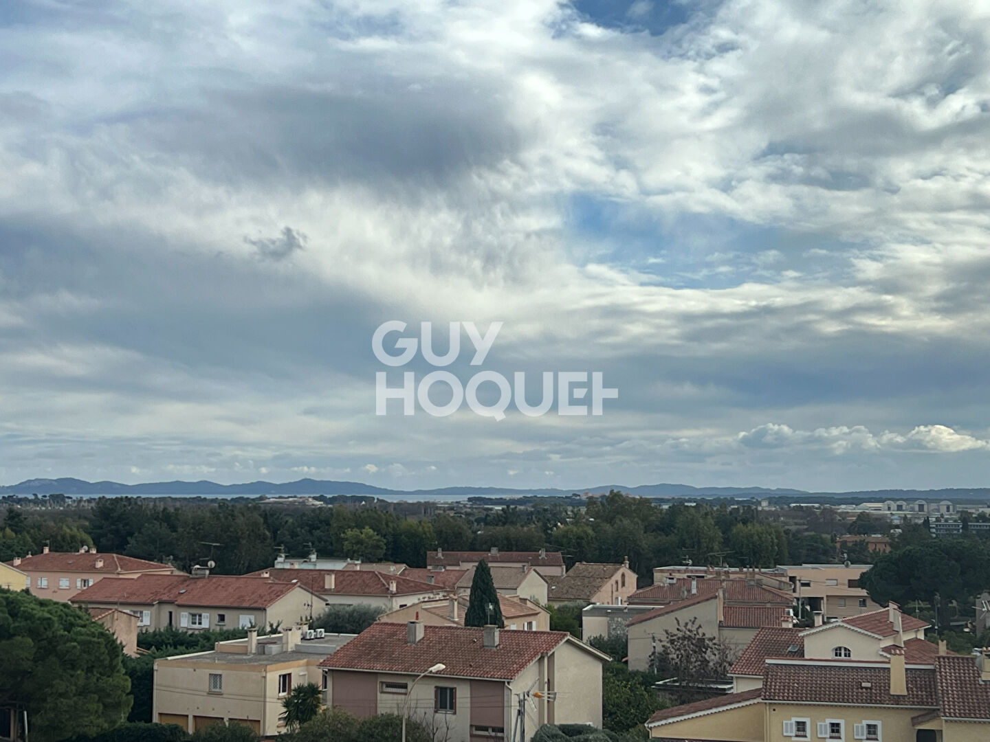 A VENDRE A HYERES APPARTEMENT 4 PIECES AVEC VUE DEGAGEE