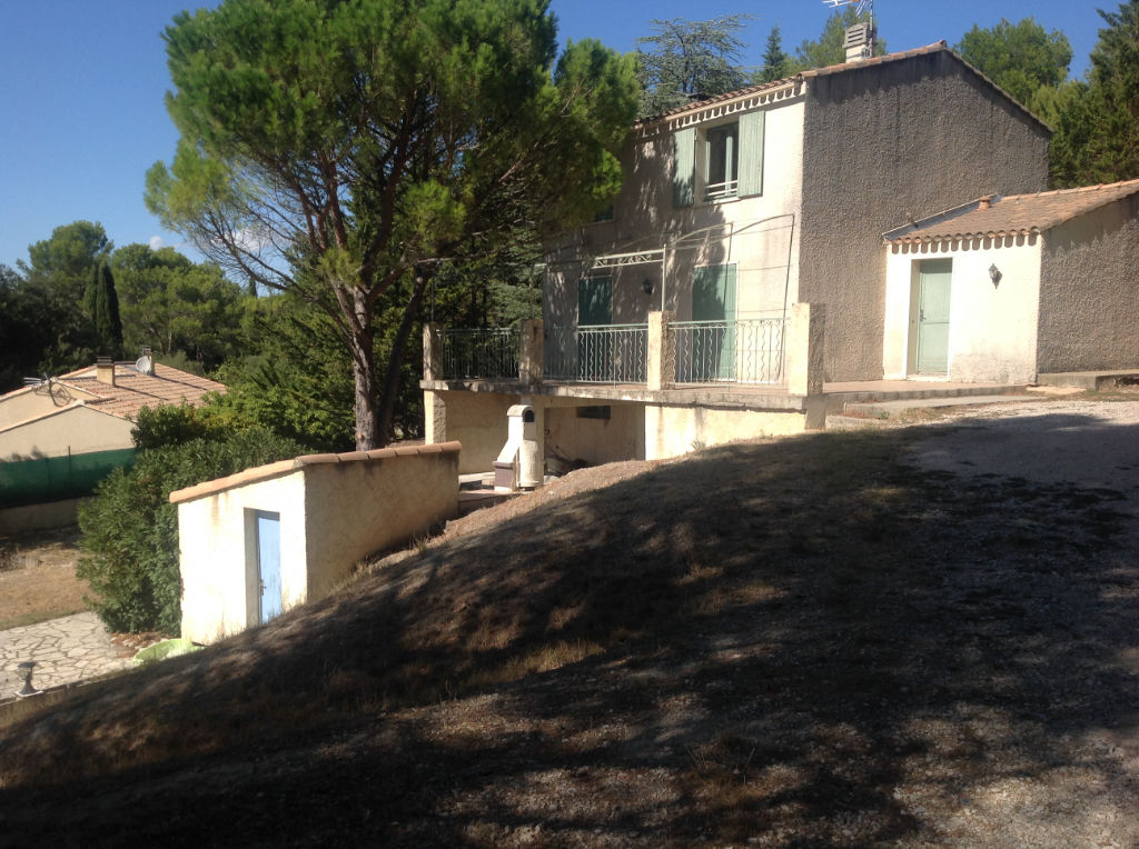 villa sur les hauteurs de  Velleron  en pinède