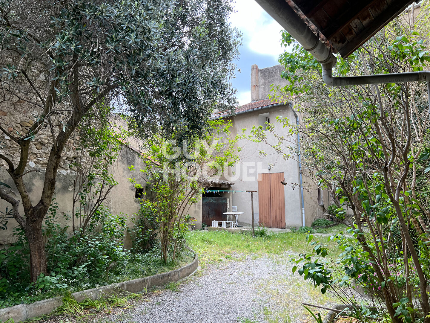 bâtiment ancien de 400 m² plein coeur de ville à restaurer