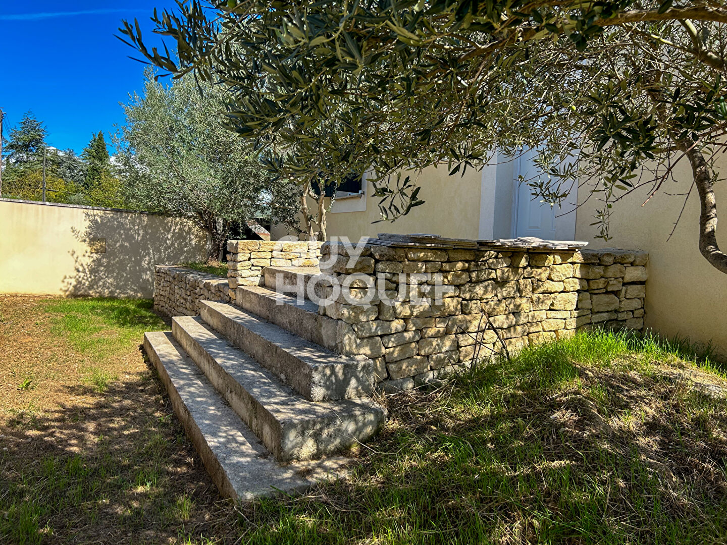 GARGAS : maison et garage sur 1100m²