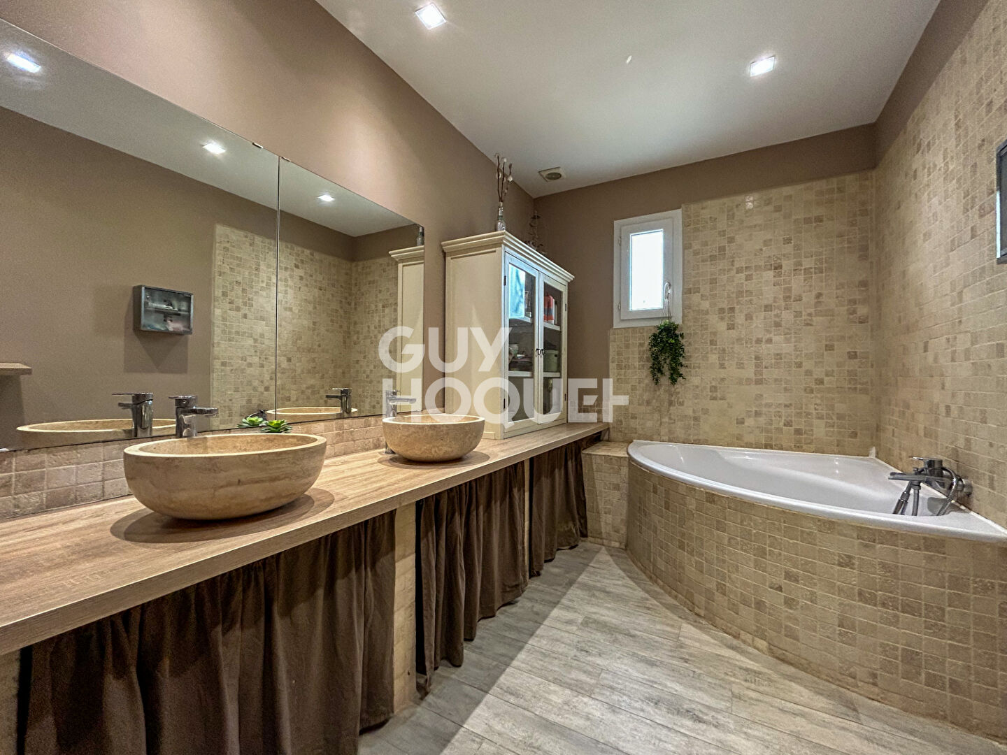 GARGAS : maison et garage sur 1100m²