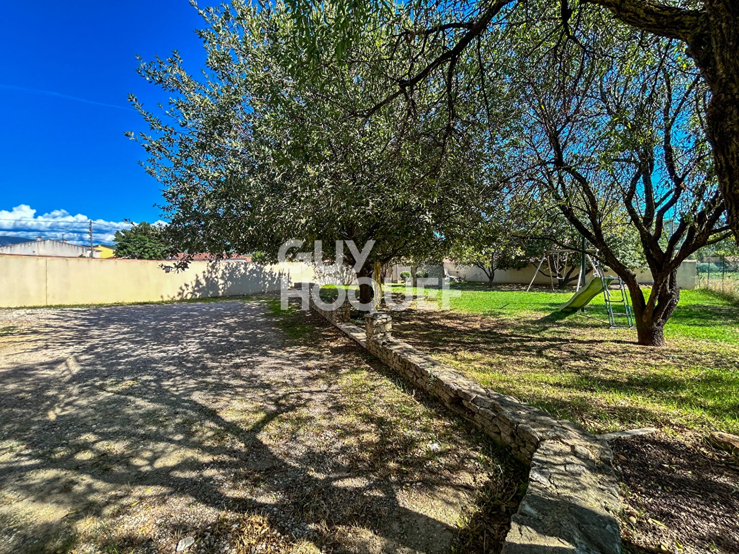 GARGAS : maison et garage sur 1100m²