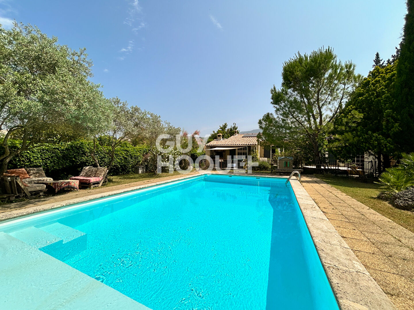 Proche du Golf de Saumane de Vaucluse : Maison de plain pied avec jardin et piscine