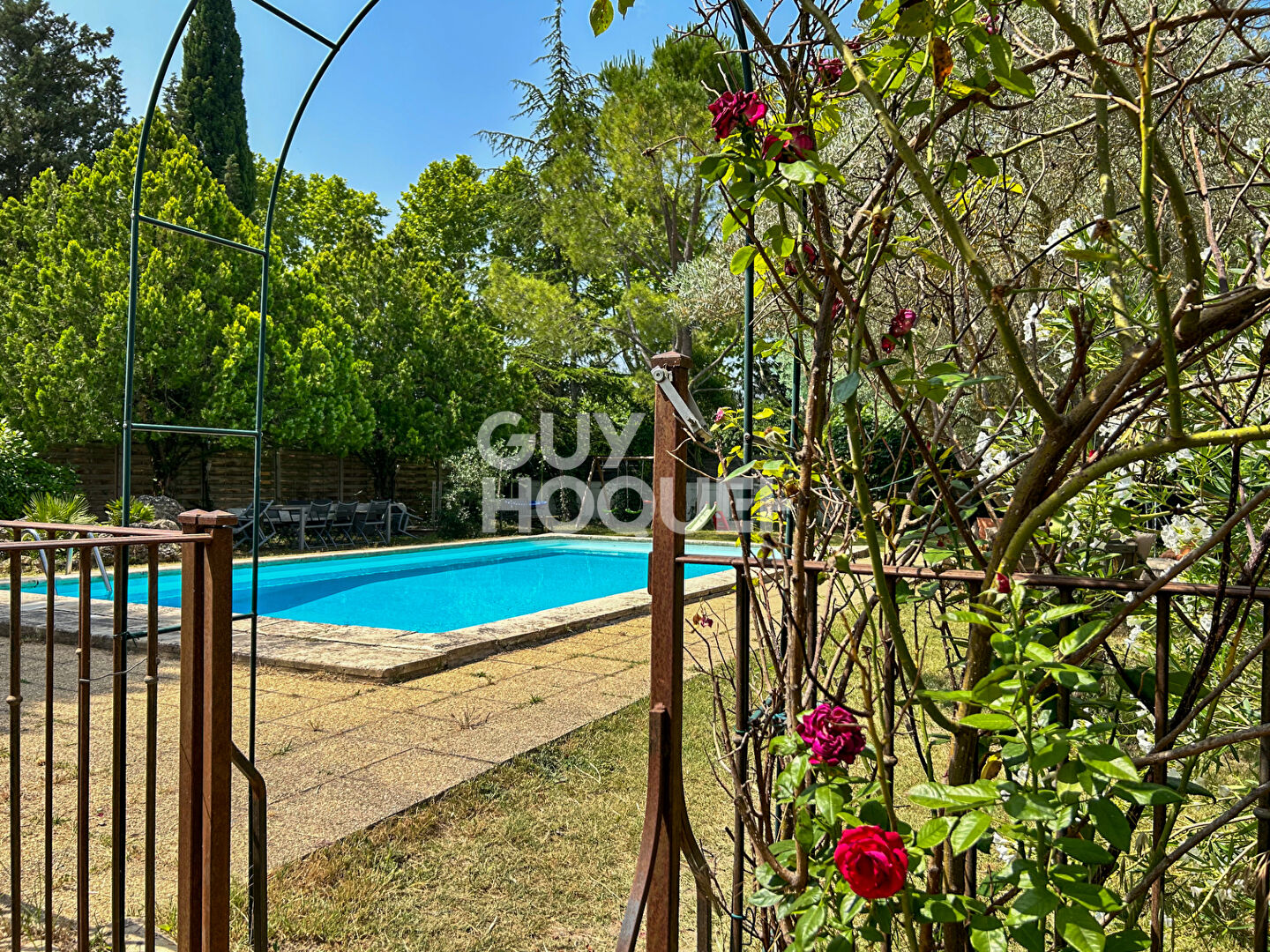 Proche du Golf de Saumane de Vaucluse : Maison de plain pied avec jardin et piscine