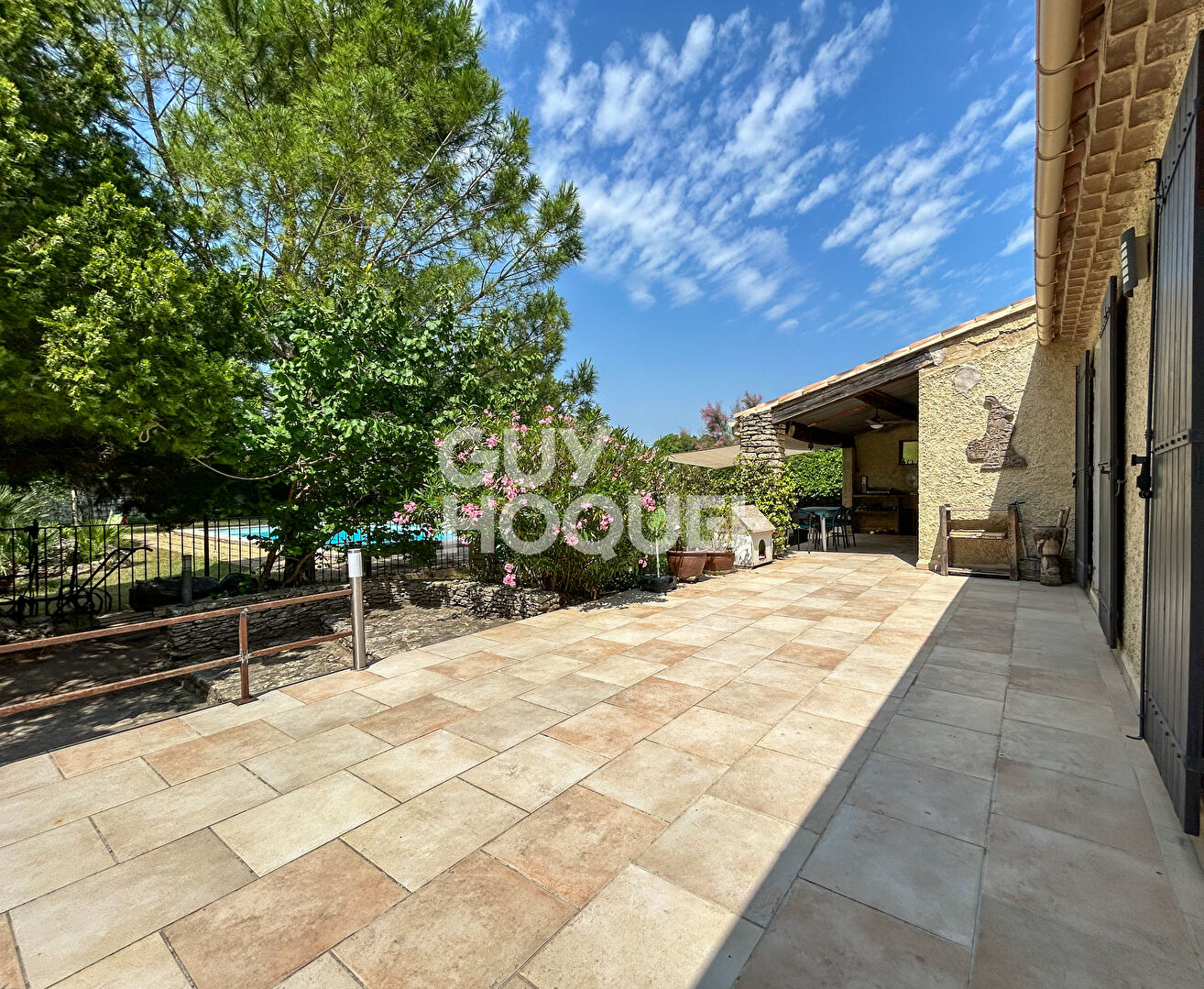 Proche du Golf de Saumane de Vaucluse : Maison de plain pied avec jardin et piscine
