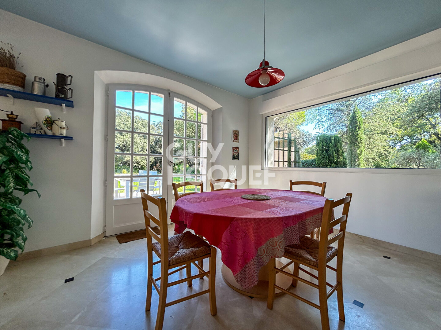 Propriété à Carpentras 6 pièces 235 m² et 153 m² de dépendances sur 6000 m² de terrain