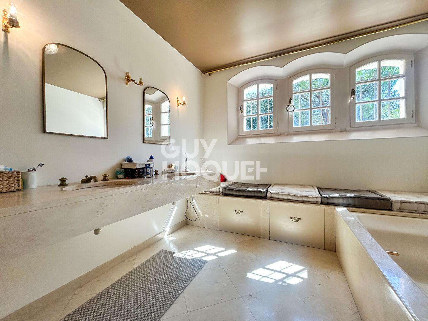 Propriété à Carpentras 6 pièces 235 m² et 153 m² de dépendances sur 6000 m² de terrain