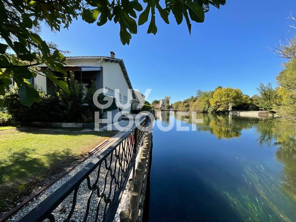 Maison type 3 bord de sorgue à 250 mètres du centre ville