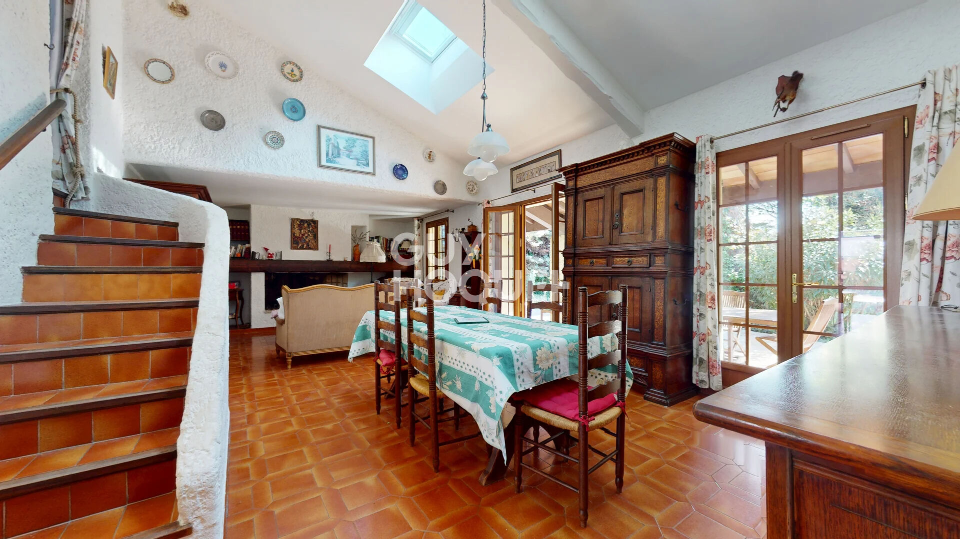 Maison spacieuse à vendre à Le Thor - 4 chambres  et grand jardin avec piscine !