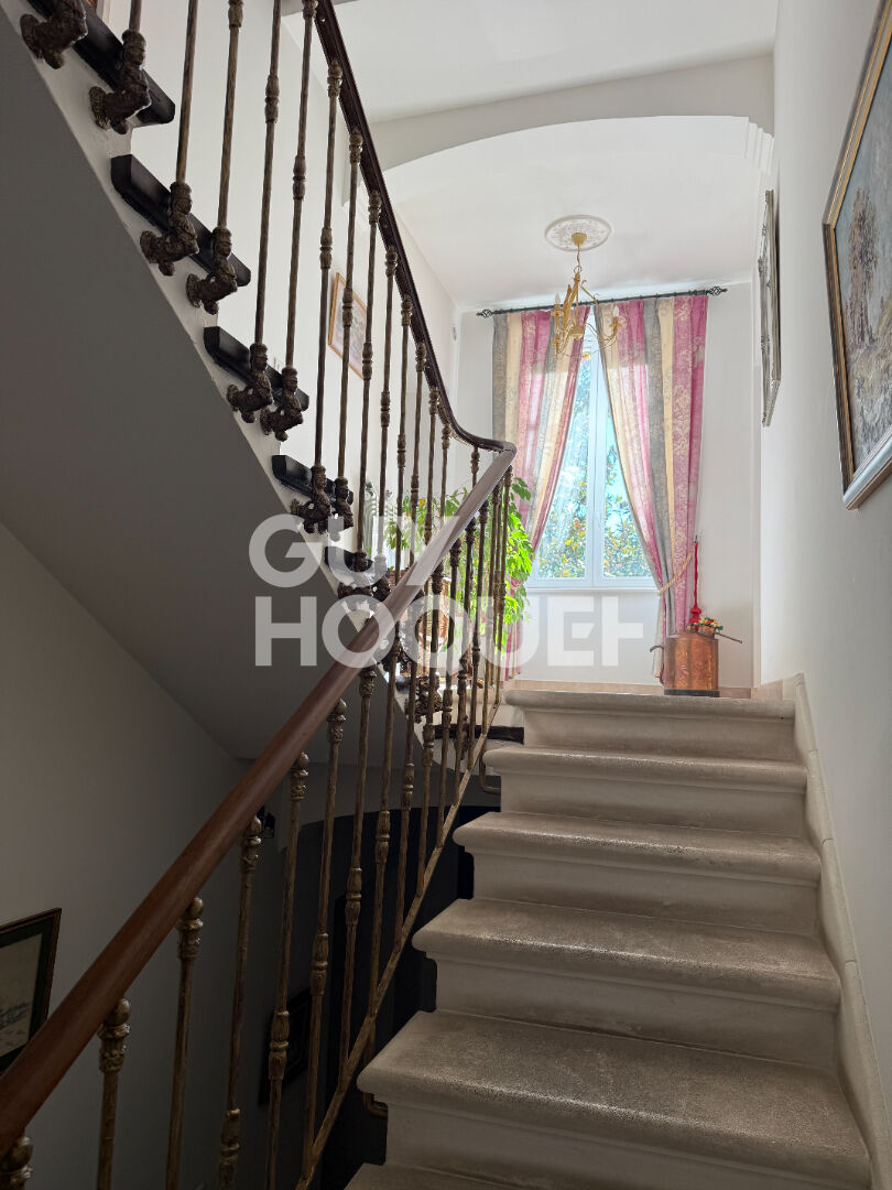 Maison bourgeoise Althen Des Paluds 20 pièces