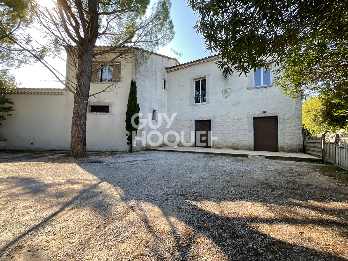 Ensemble immobilier (235m² utilisable ) , 2 piscines, dépendances, terrain 2000 m² Althen des Paluds