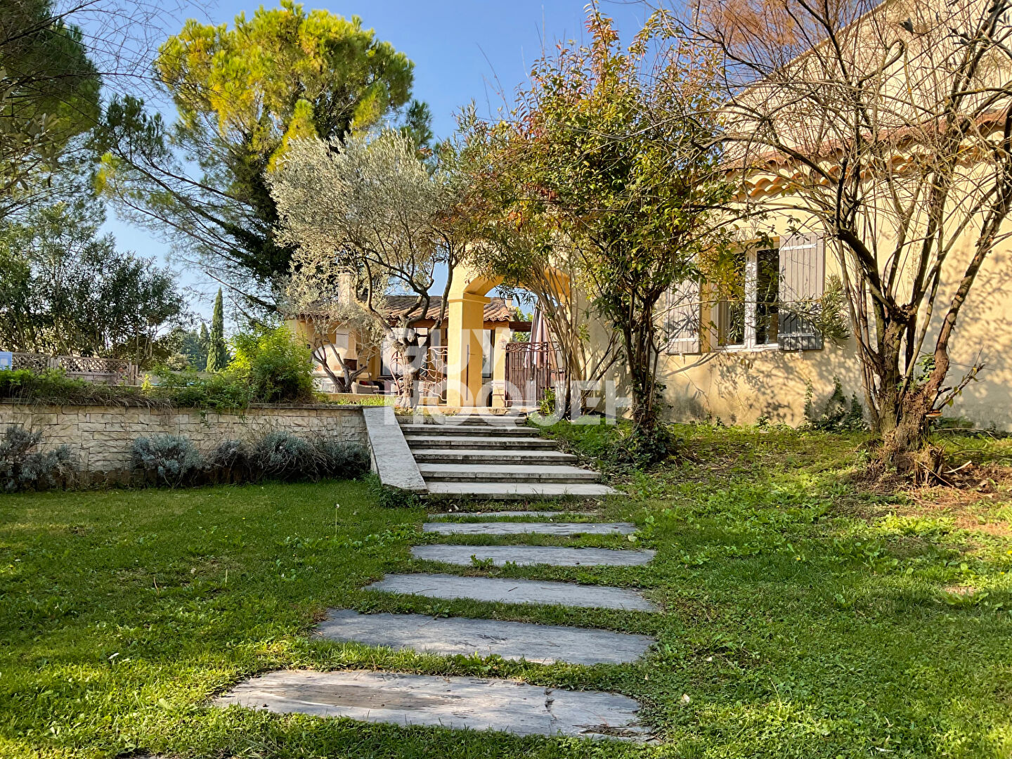 Ensemble immobilier (235m² utilisable ) , 2 piscines, dépendances, terrain 2000 m² Althen des Paluds