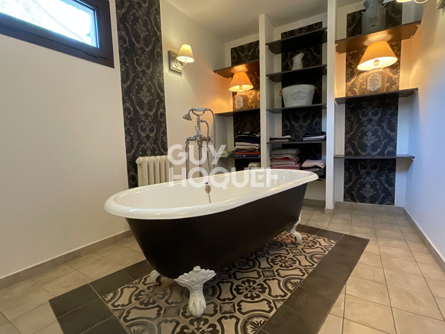 Ensemble immobilier (235m² utilisable ) , 2 piscines, dépendances, terrain 2000 m² Althen des Paluds