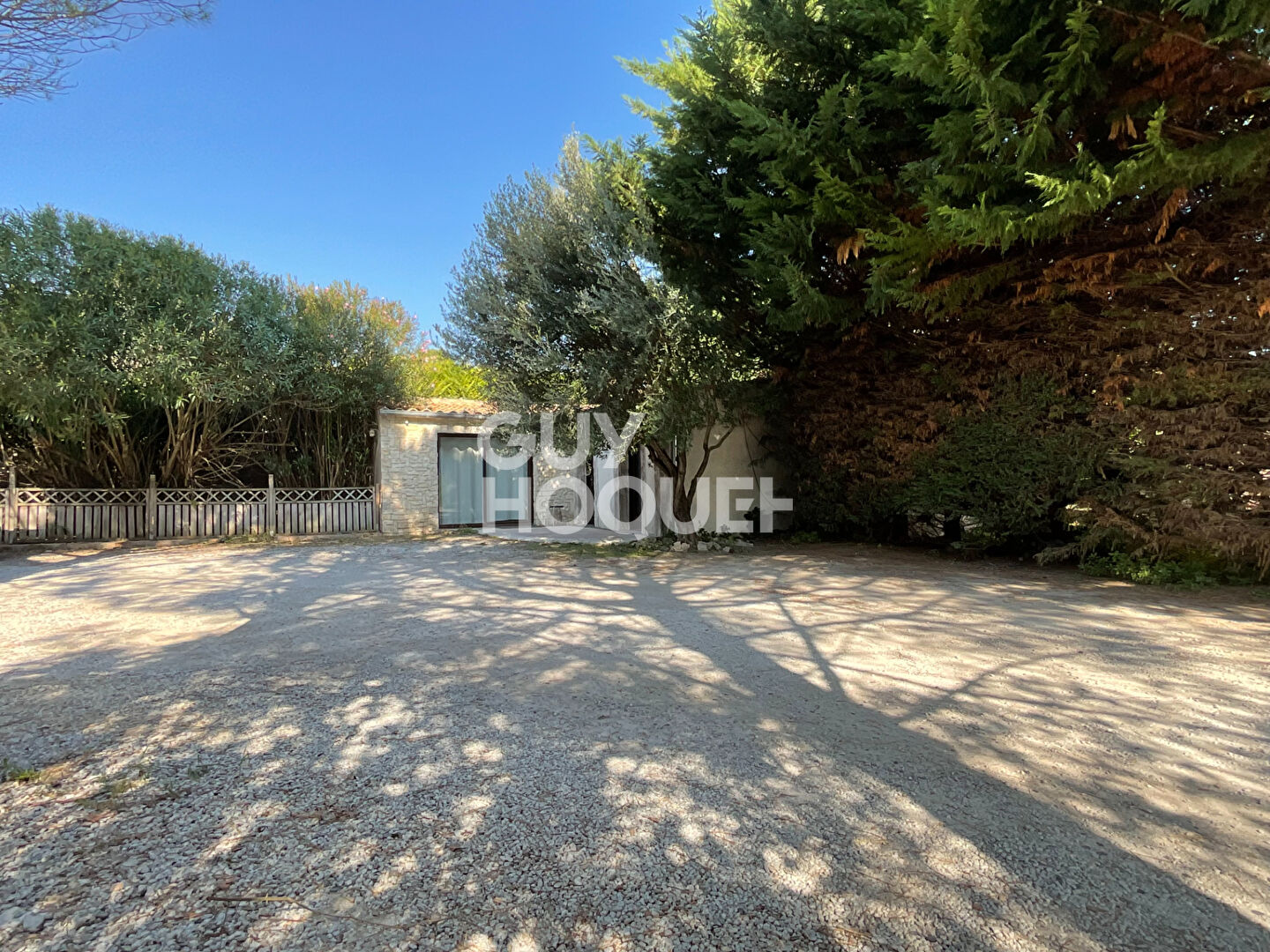 Ensemble immobilier (235m² utilisable ) , 2 piscines, dépendances, terrain 2000 m² Althen des Paluds