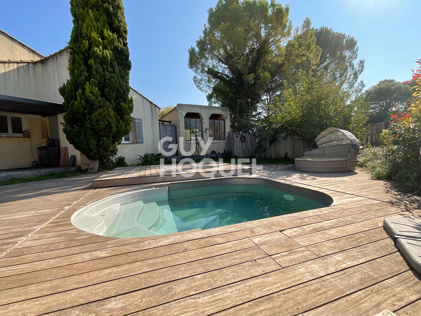 Ensemble immobilier (235m² utilisable ) , 2 piscines, dépendances, terrain 2000 m² Althen des Paluds