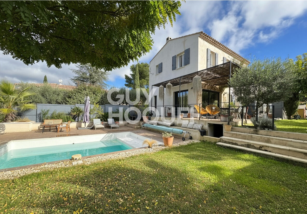 Maison récente T5 avec piscine.