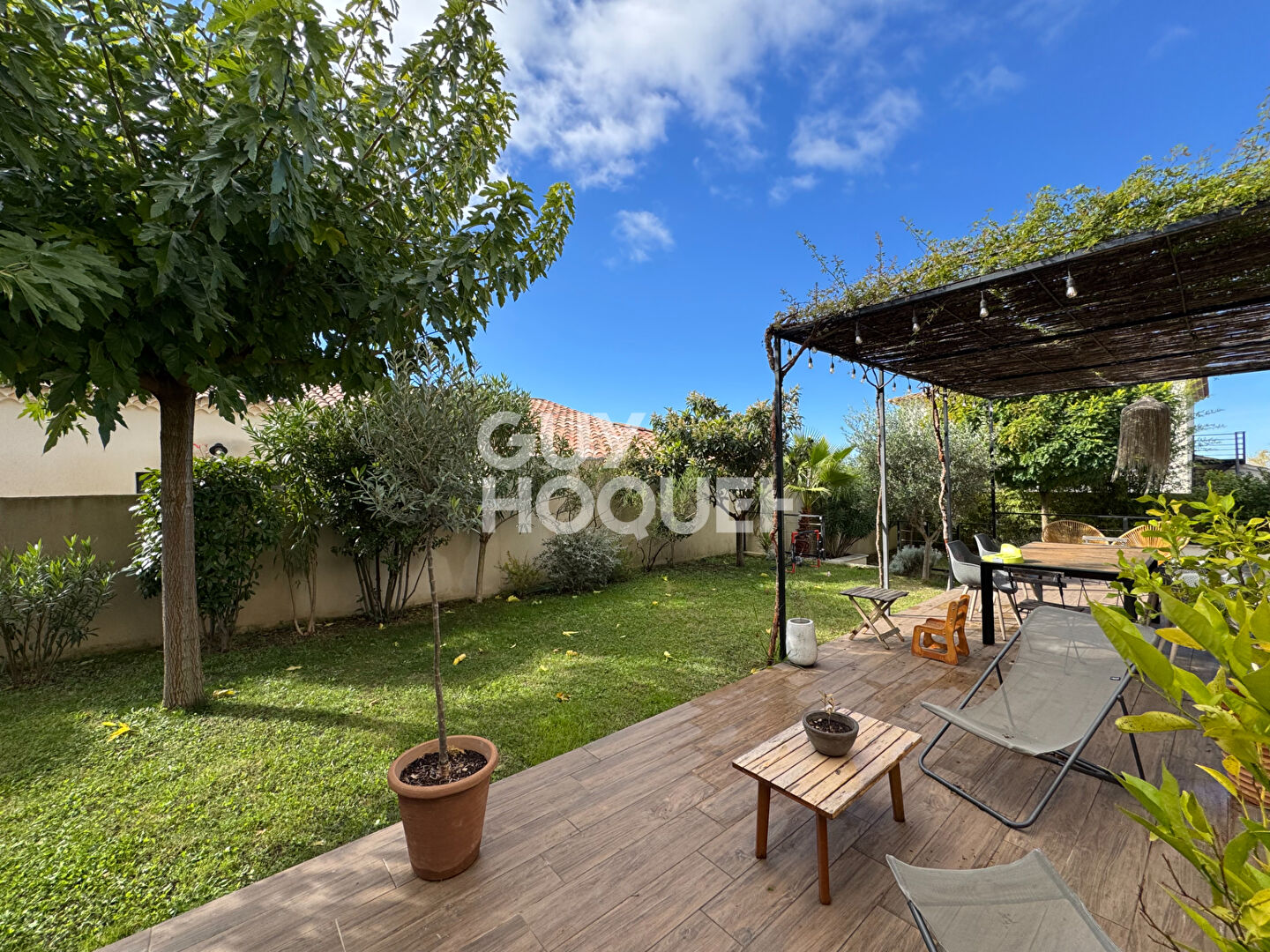 Maison récente T5 avec piscine.