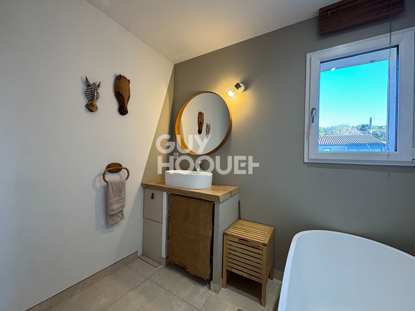 Maison récente T5 avec piscine.