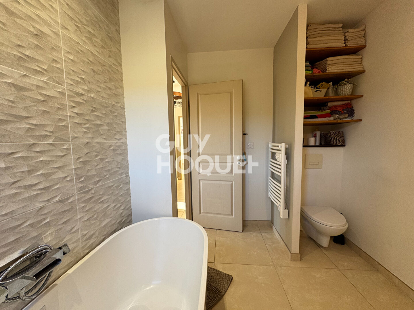 Maison récente T5 avec piscine.