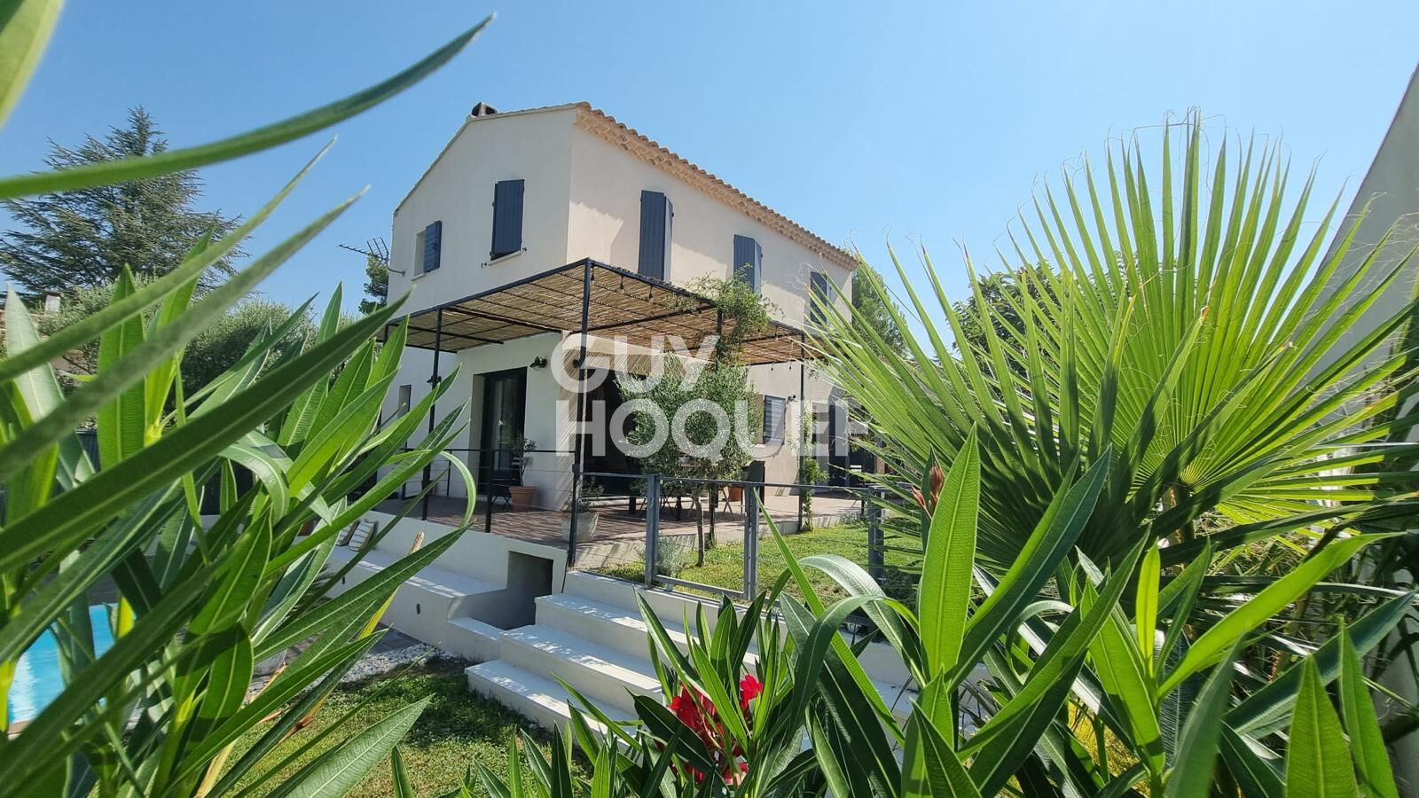 Maison récente T5 avec piscine.