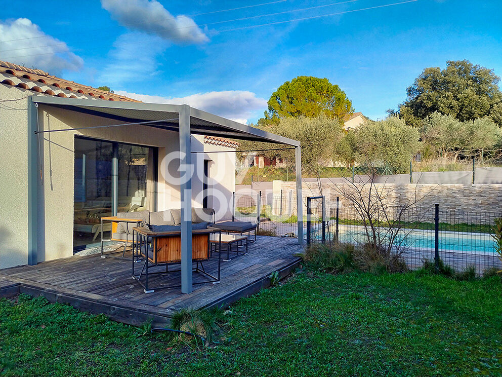 Propriété sur la commune de LAGNES : maison de plain pied, garage, piscine et jardin