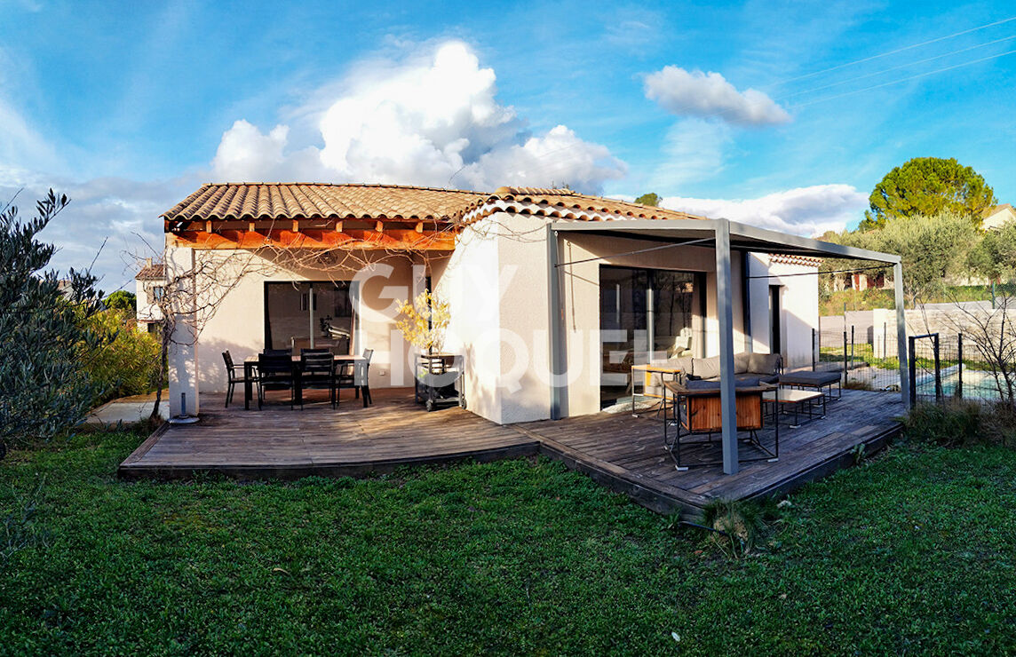 Propriété sur la commune de LAGNES : maison de plain pied, garage, piscine et jardin