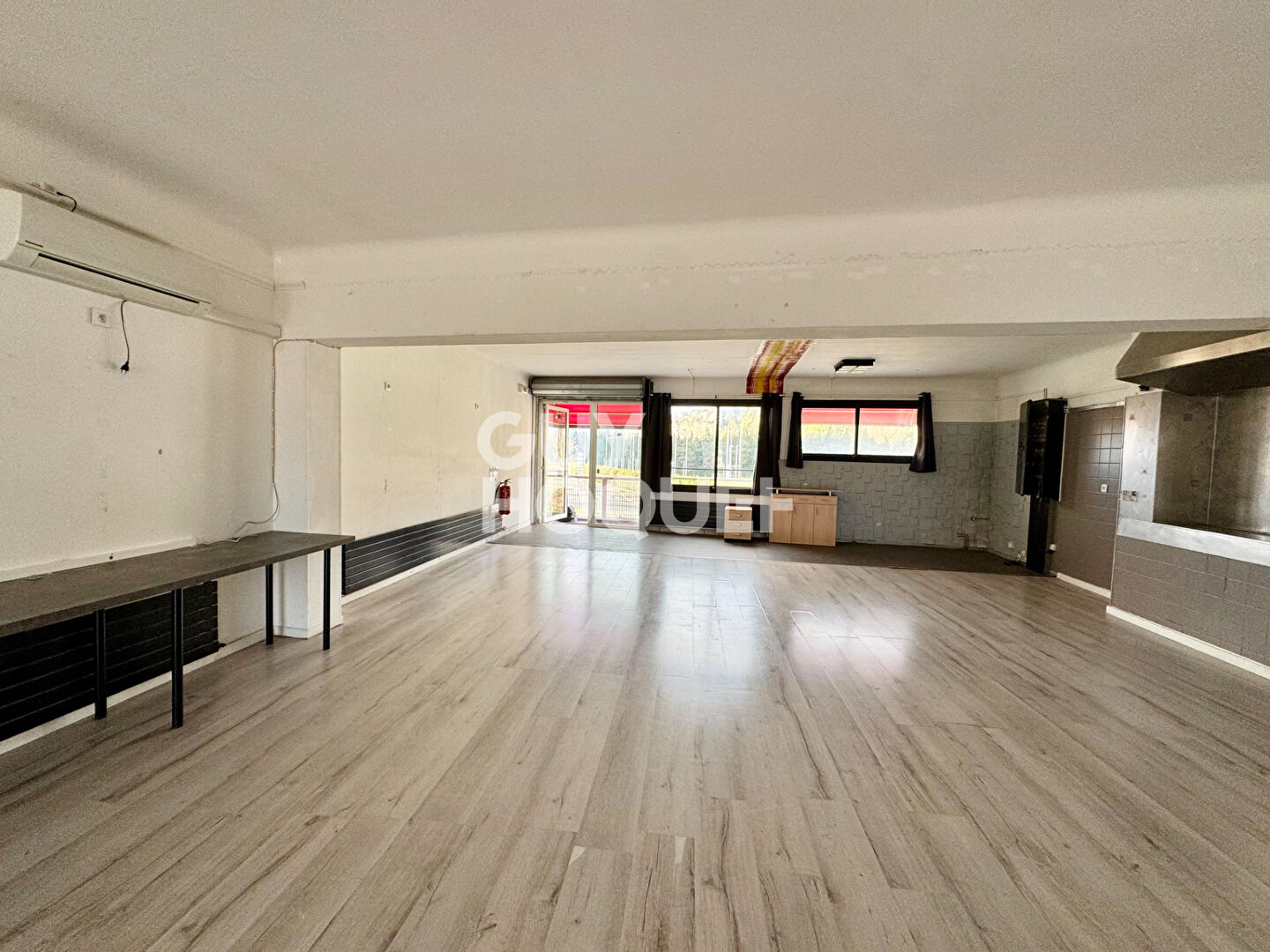 emplacement stratégique : Local commercial Cavaillon 131 m2