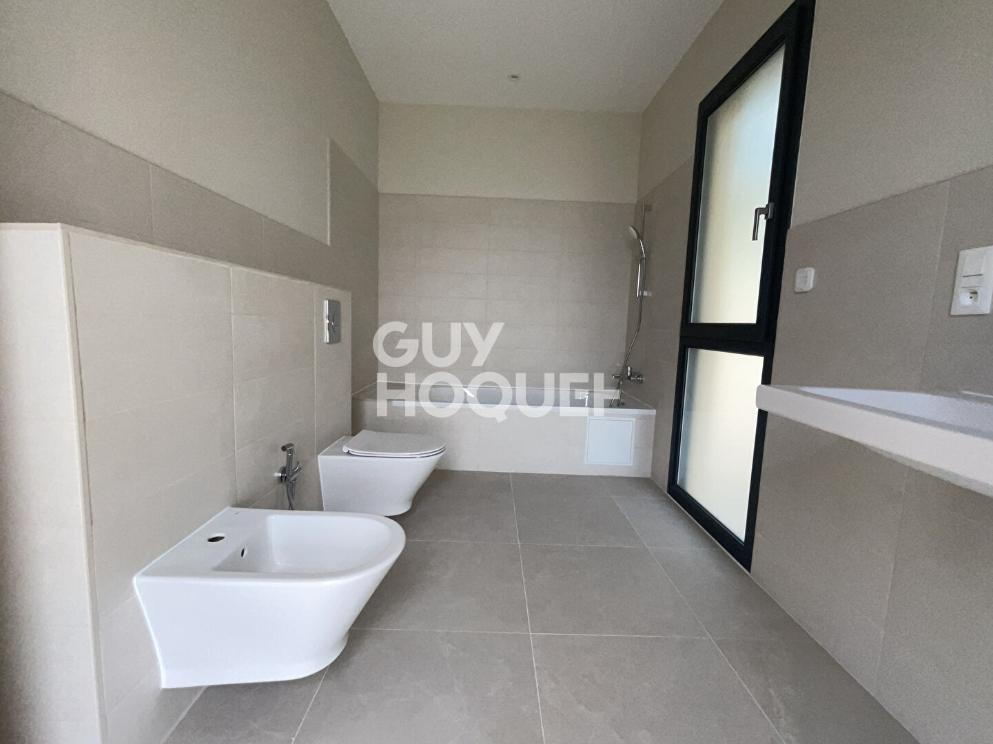 Maison neuve en cours de construction L Isle Sur La Sorgue PARTAGE DES EAUX