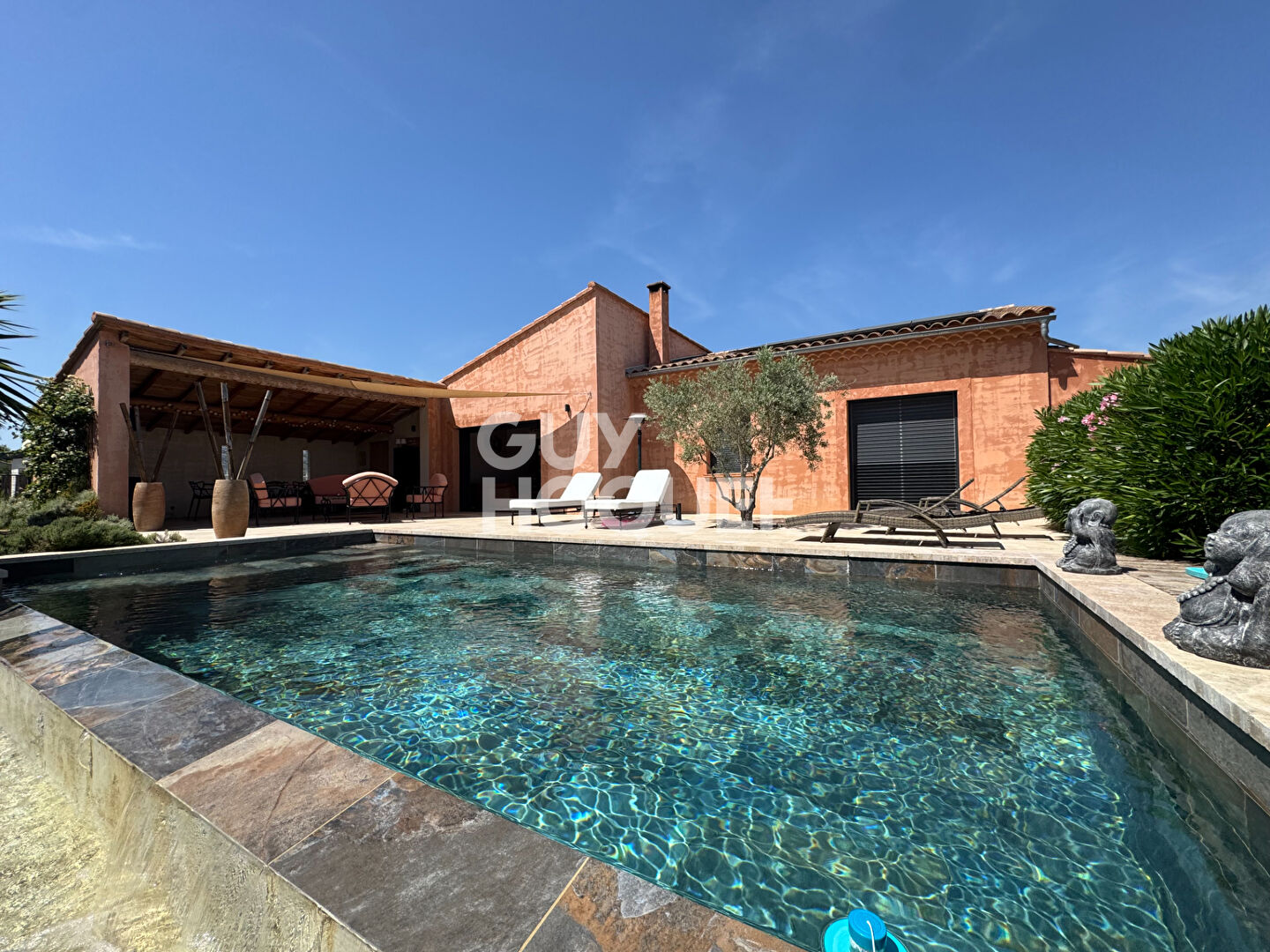 Maison CONTEMPORAINE 4 pièces à L'Isle-sur-la-Sorgue piscine à débordement