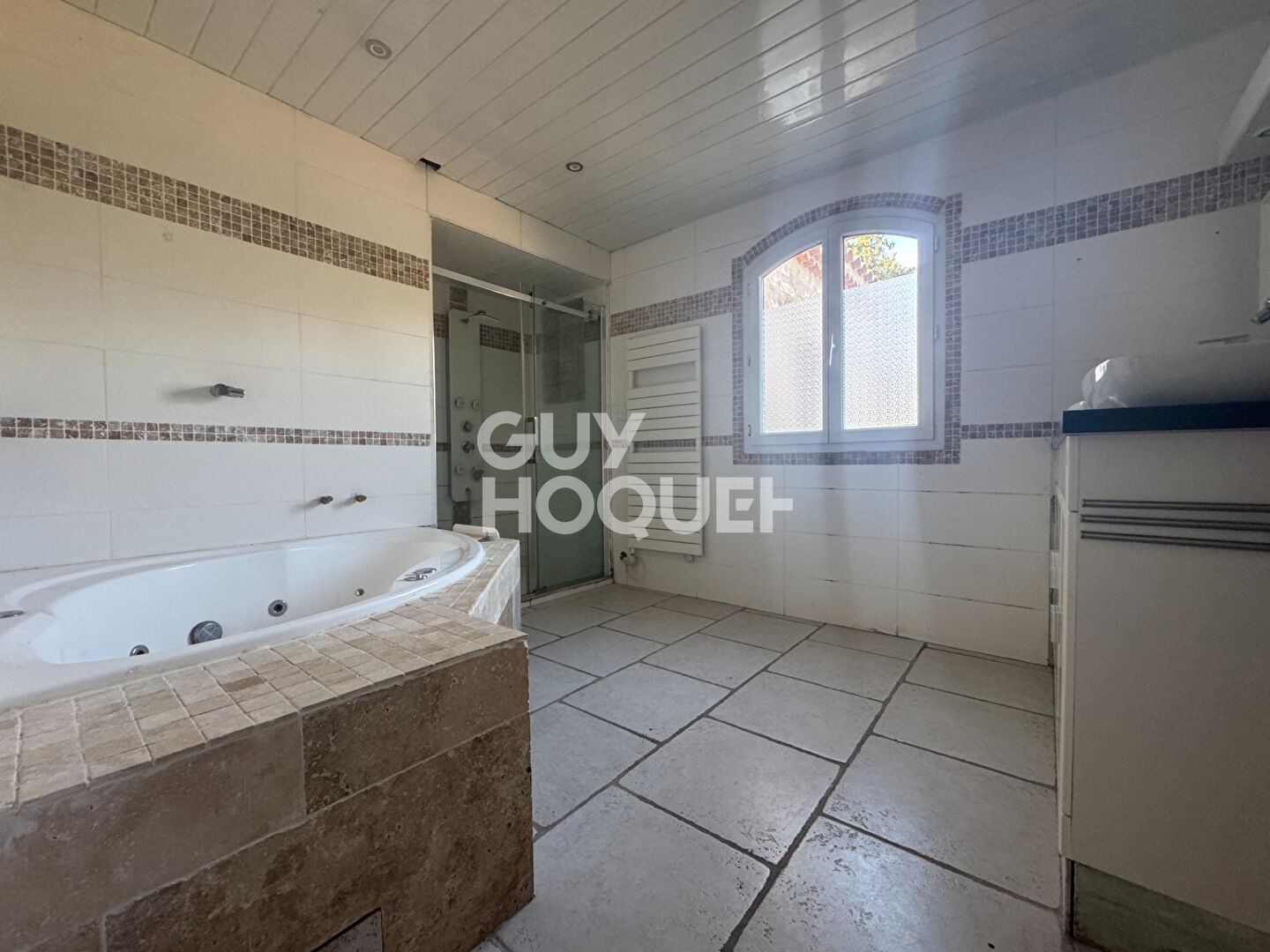 Villa de 180m² avec appartement type 2 sur parcelle de 2200m²