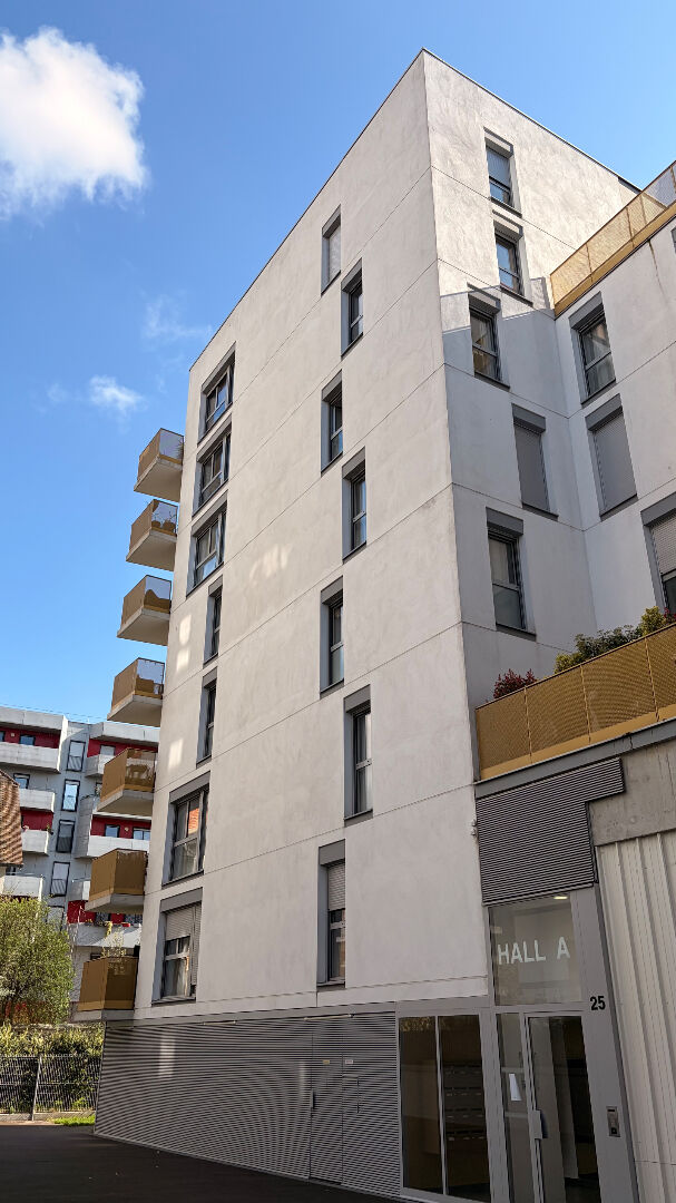 Appartement contemporain avec balcon dans une résidence récente de standing à Ivry-sur-Seine