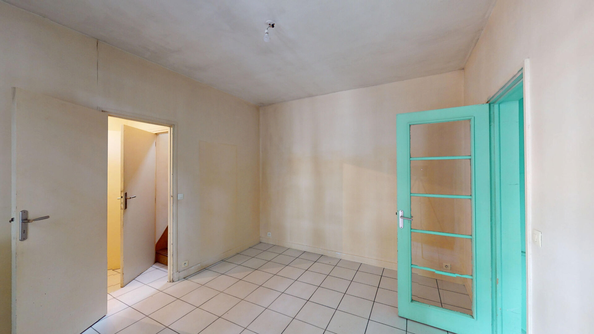 Maison de ville à rafraîchir avec box et espace extérieur