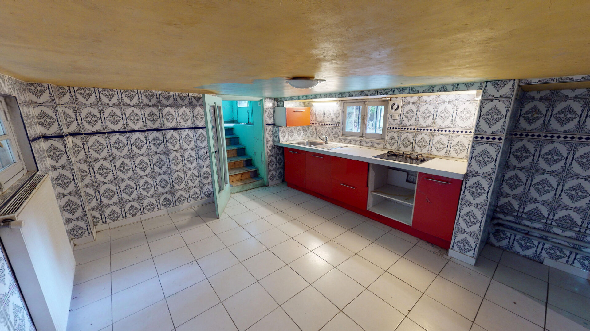 Maison de ville à rafraîchir avec box et espace extérieur
