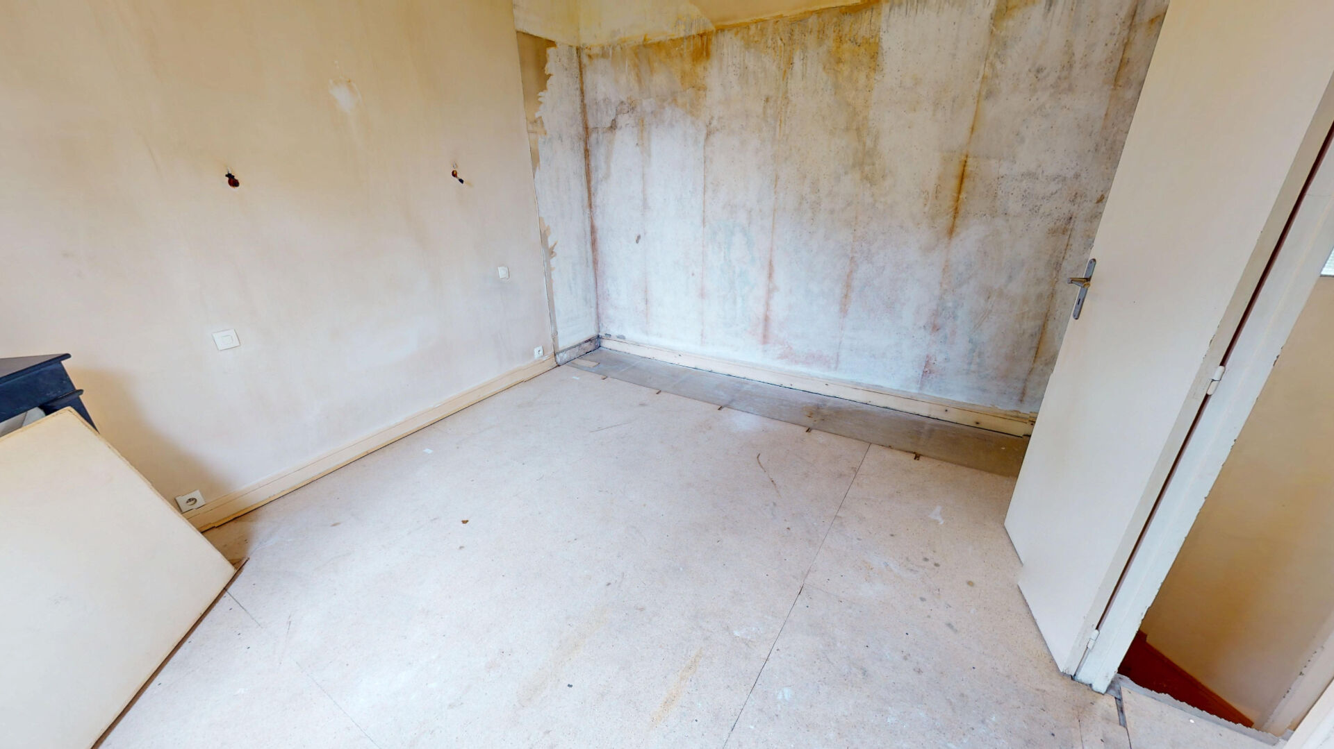Maison de ville à rafraîchir avec box et espace extérieur