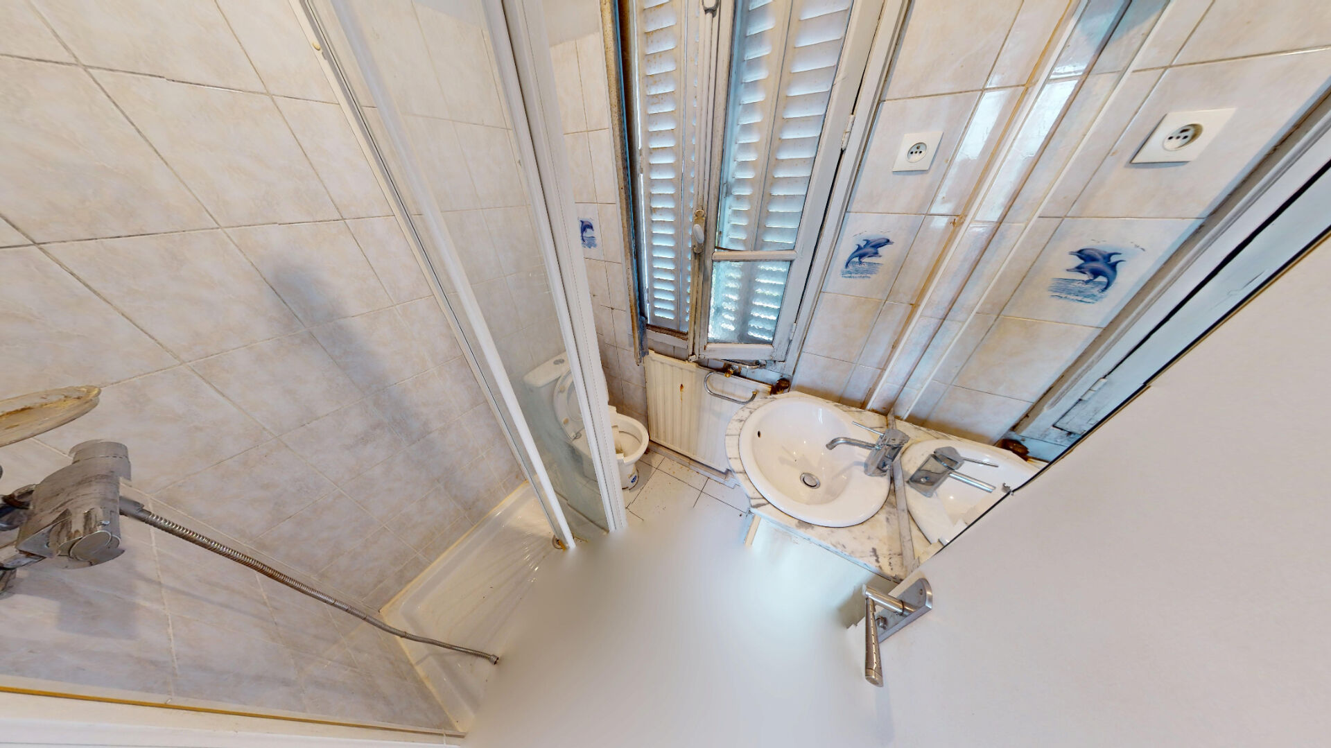 Maison de ville à rafraîchir avec box et espace extérieur