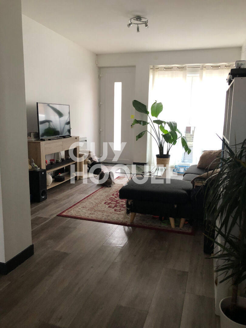 LOCATION : appartement T3 (47 m²) à ST DENIS DE L HOTEL