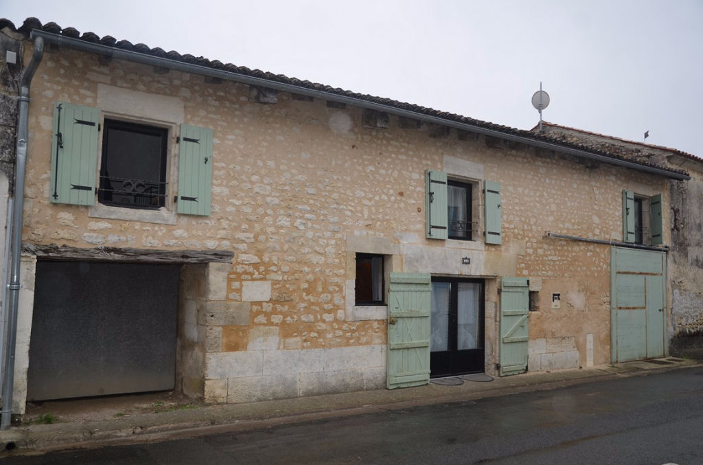 Maison 3 pièces d'une surface habitable de 100,89 m² à vendre à 7 kms de JONZAC (17500).