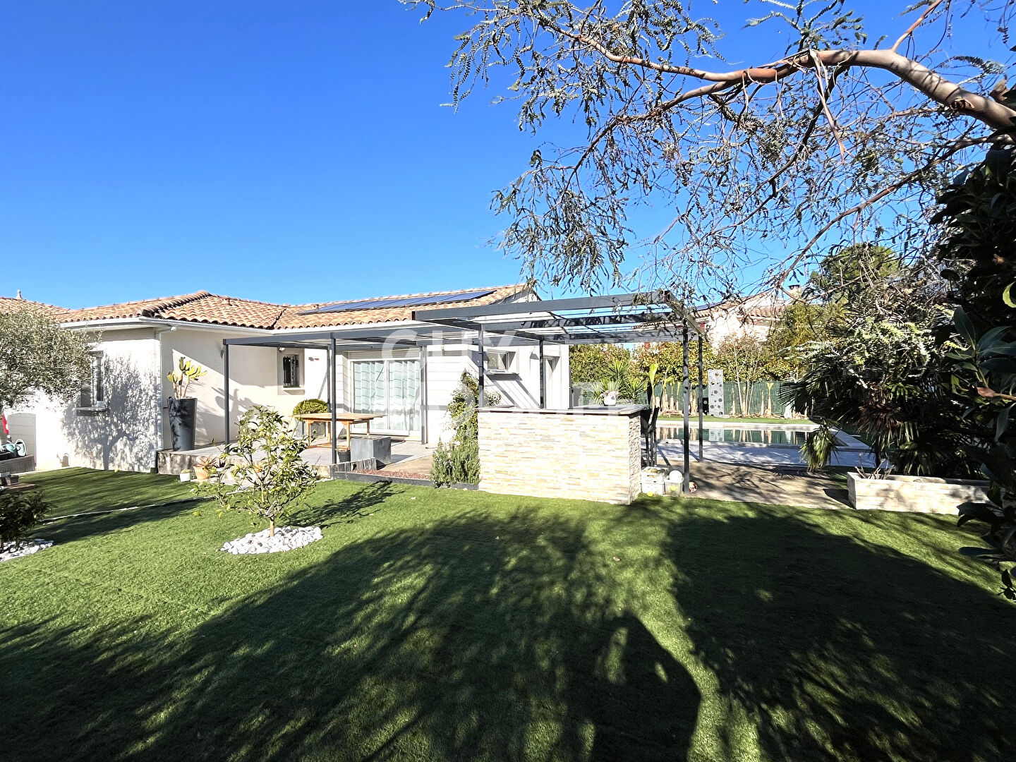 MAISON PLAIN PIED JARDIN PISCINE