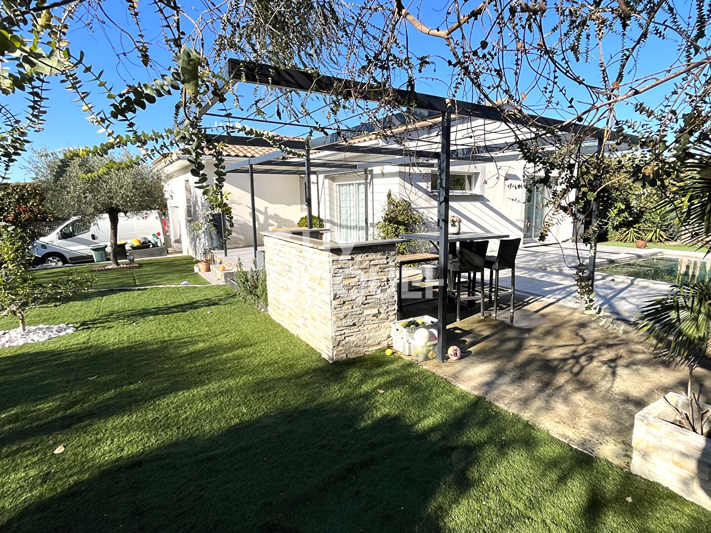 MAISON PLAIN PIED JARDIN PISCINE