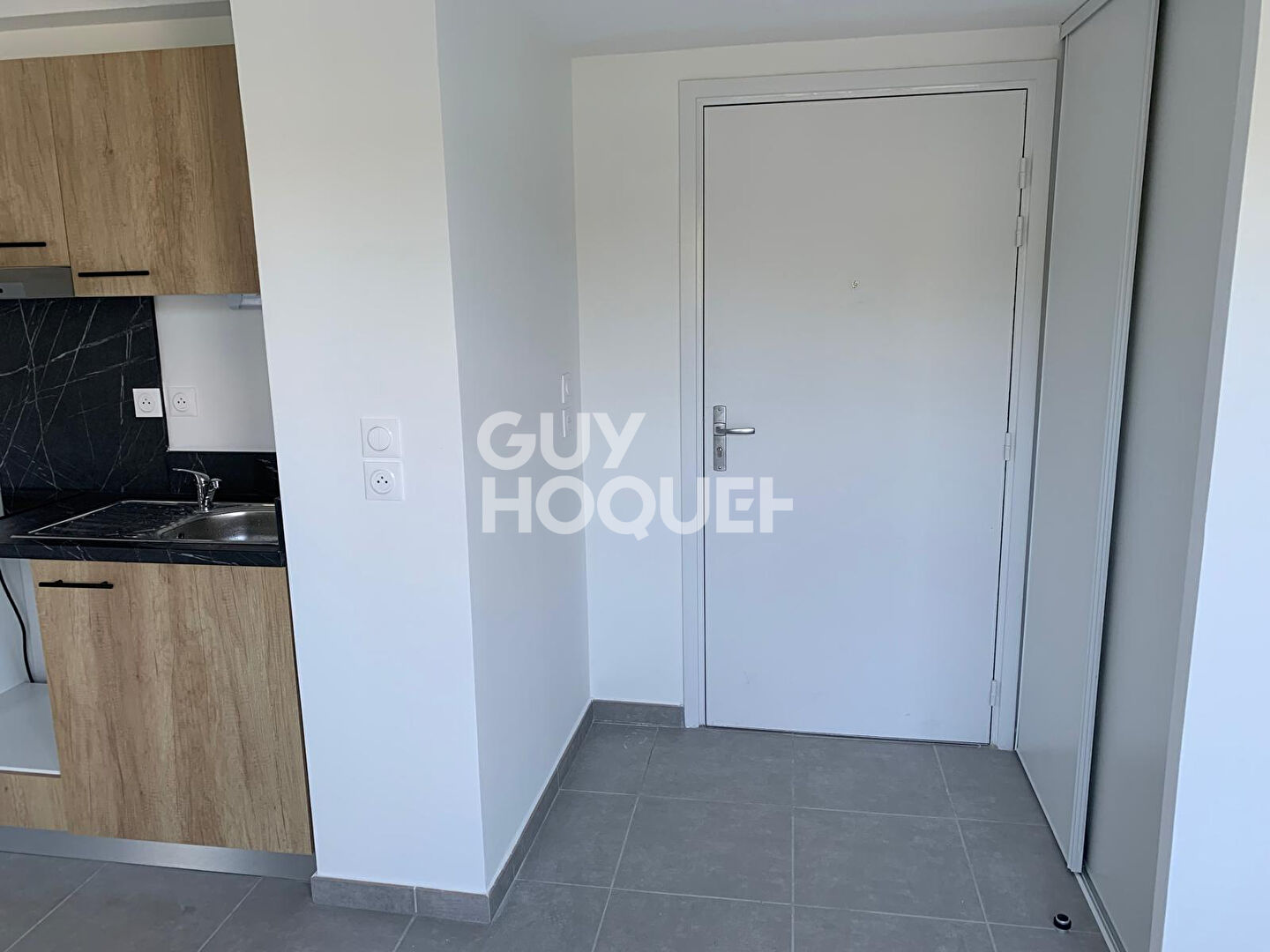 STUDIO RESIDENCE RECENTE: 26.9 m2 AVEC GRAND BALCON