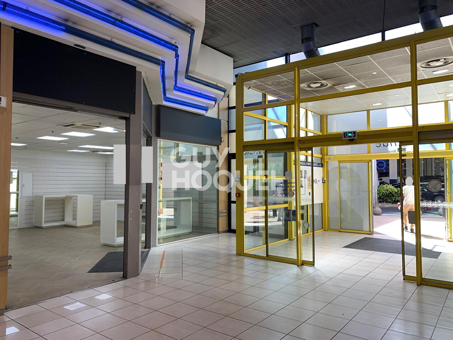 LOCAL COMMERCIAL GALERIE HYPERMARCHE  45 m2 + RESERVE 42 m2