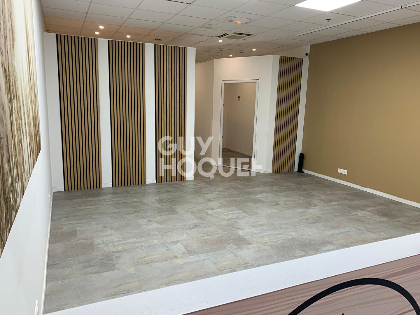 LOCAL COMMERCIAL GALERIE HYPERMARCHE 59 m2 + RESERVE 51 m2